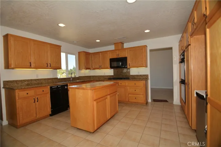 11550 Greaswood Lane, Phelan, California 92371