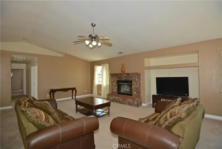 11550 Greaswood Lane, Phelan, California 92371