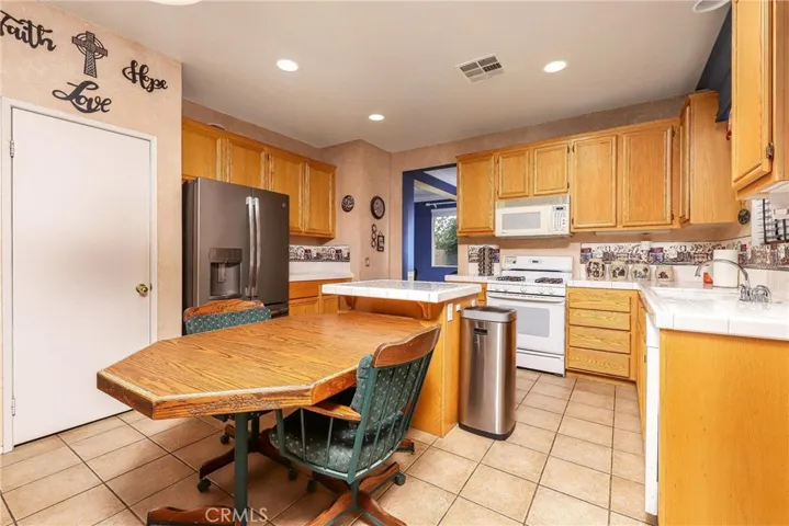1546 Regents Street, Lancaster, California 93534