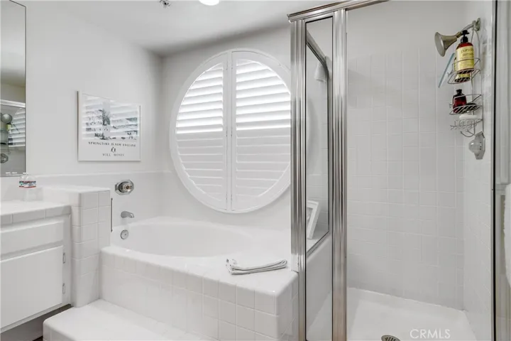 Separate soaking tub & shower