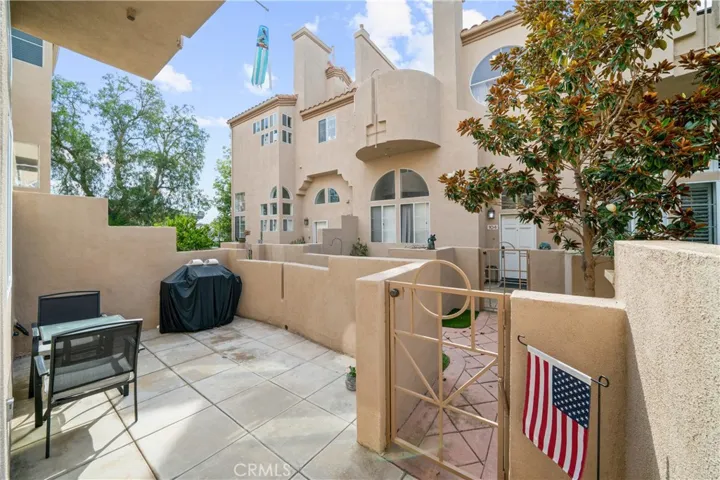 Front patio with plenty of room to entertain