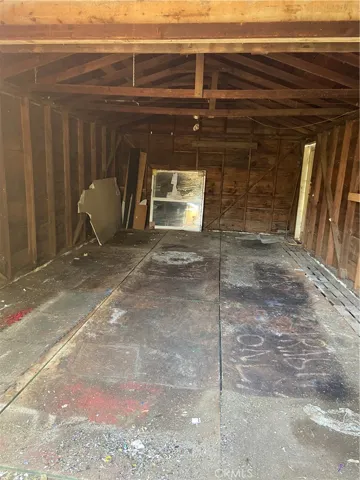 Looking inside of det garage