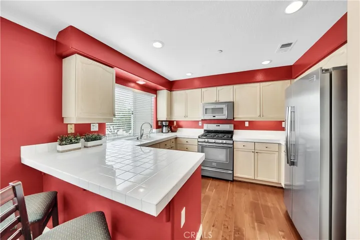Gourmet Kitchen w/stainless steel appliances