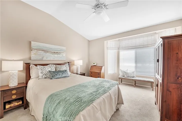 Master suite w/bay window