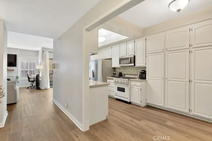 13412 Moorpark Street B, Sherman Oaks, California 91423