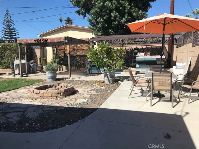 Built in bar w BBQ and 2nd patio Great entertaining area