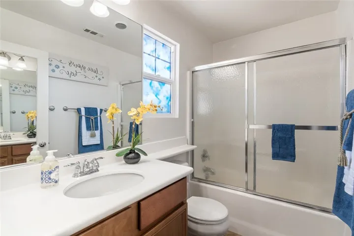 Upstairs hall bathroom