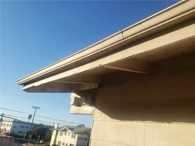 2103 eaves
