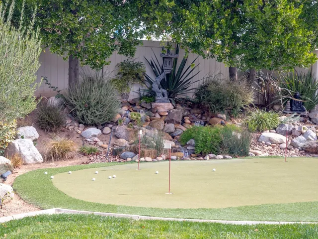 PUTTING GREEN & WATERFALL