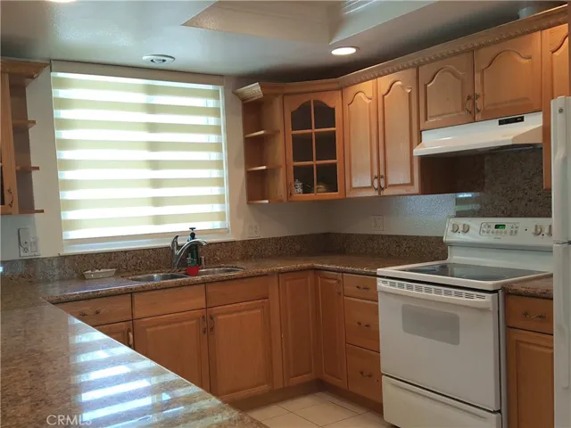 Kitchen further view.