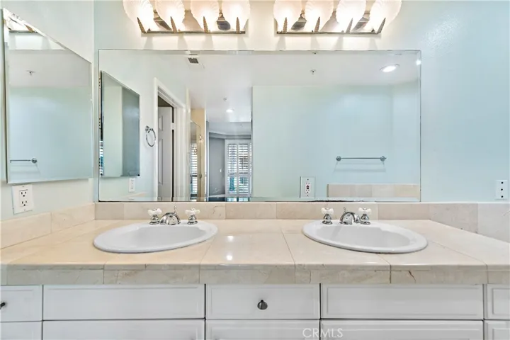 En-suite Bathroom with Dual Sinks