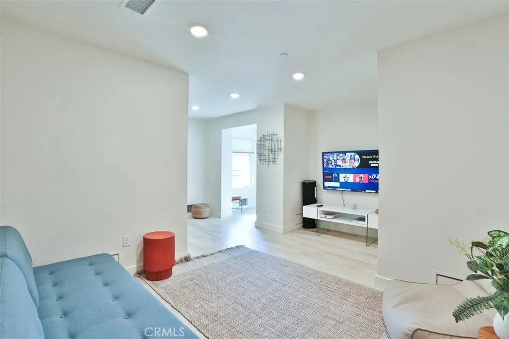 Mainfloor bonus/flex room with bath and patio