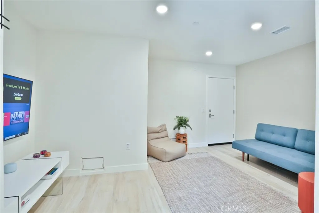 Mainfloor bonus/flex room with bath and patio