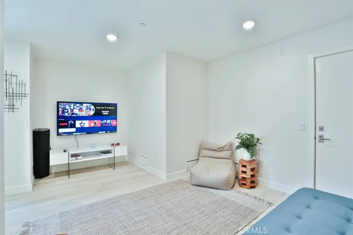 Mainfloor bonus/flex room with bath and patio