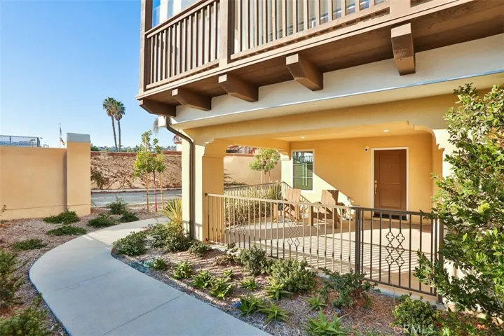 Mainfloor bonus/flex room with bath and patio