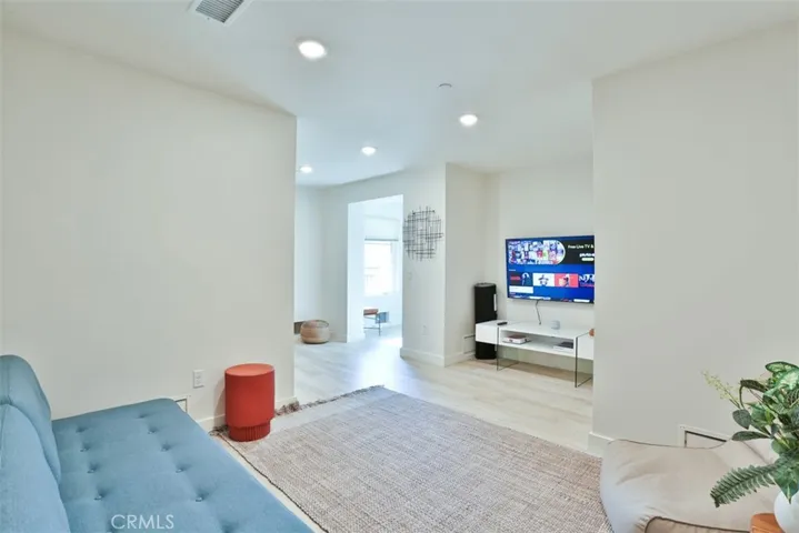 Mainfloor bonus/flex room with bath and patio