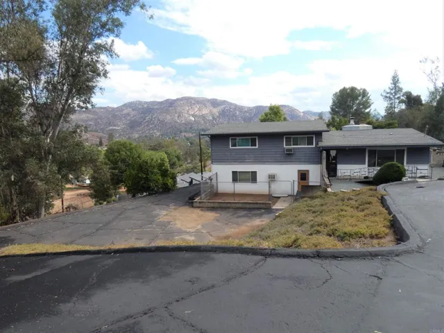 11223 Posthill Road, Lakeside, California 92040