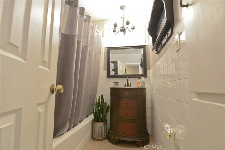 Hallway full bath