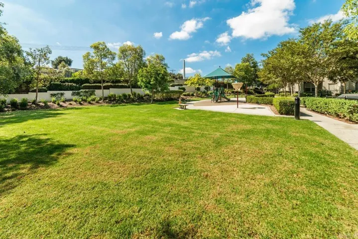 423 Avenida De La Luna, Vista, California 92083