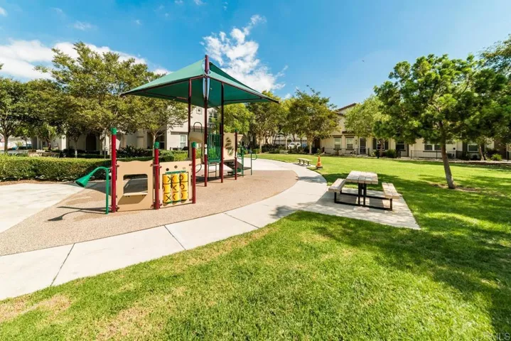 423 Avenida De La Luna, Vista, California 92083