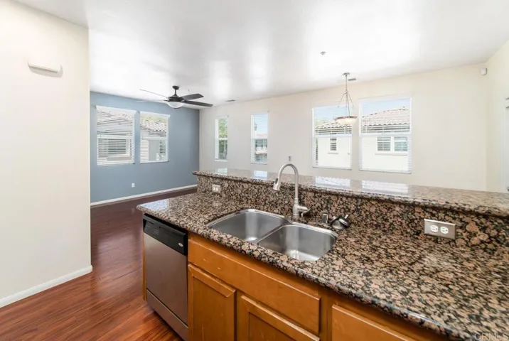 423 Avenida De La Luna, Vista, California 92083