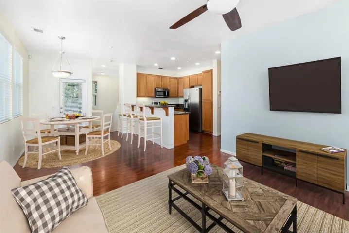 423 Avenida De La Luna, Vista, California 92083