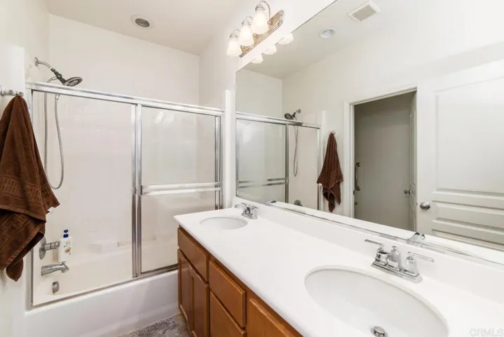 423 Avenida De La Luna, Vista, California 92083