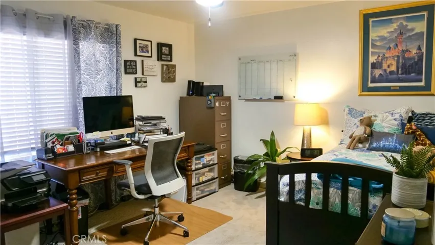 Middle bedroom can be an office too!