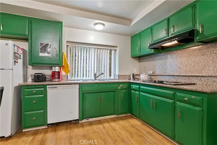 22361 Mulholland Drive, Woodland Hills, California 91364