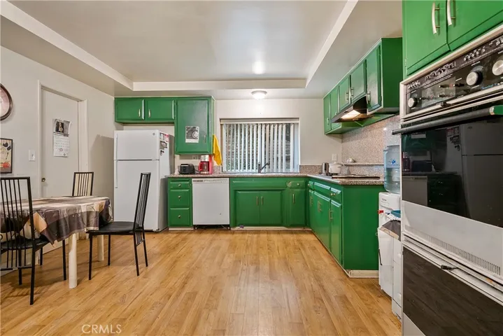 22361 Mulholland Drive, Woodland Hills, California 91364