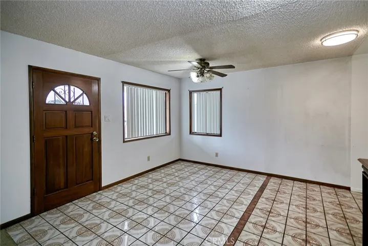 Kitchen eating area to the left