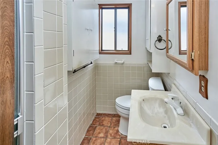 Main level bathroom w shower