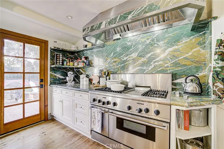 Thermador commercial-grade appliances throughout
