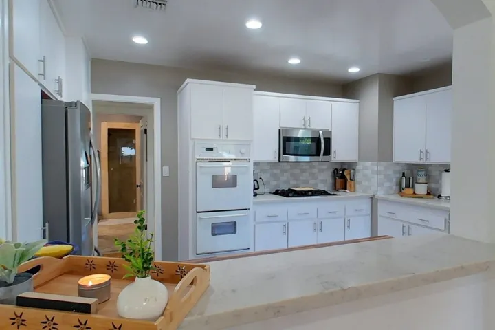 9404 Rubio Avenue, North Hills, California 91343