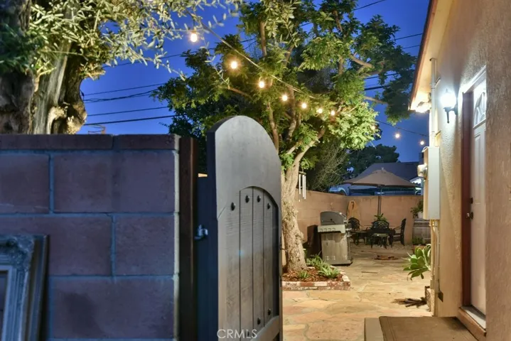 9404 Rubio Avenue, North Hills, California 91343