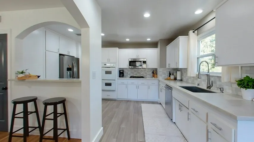 9404 Rubio Avenue, North Hills, California 91343