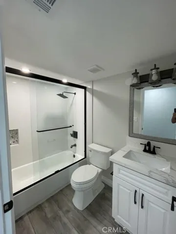 SECOND FLOOR HALLWAY BATHROOM