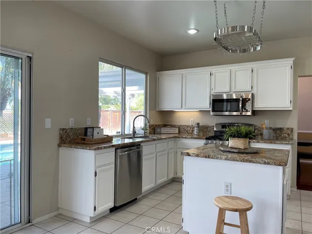 687 Redondo Lane, Corona, California 92882