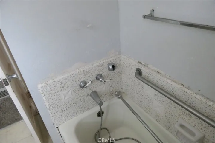 Tub in bathroom 1