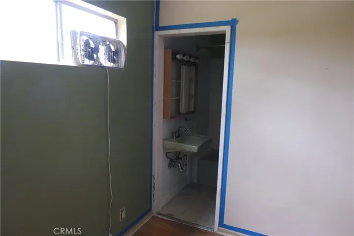 Bathroom entry bedroom 1