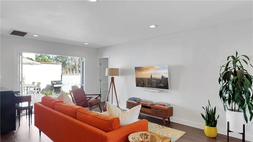 4325 E Massachusetts Street, Long Beach, California 90814