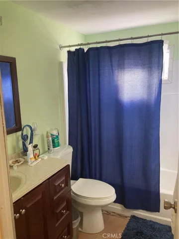 Front Bathroom - full shower / bath combo. Connects to front bedroom & hallway.