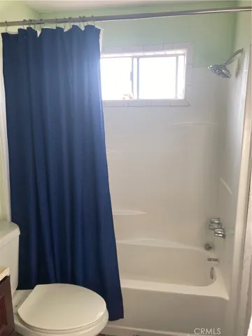 Front Bathroom - full shower / bath combo. Connects to front bedroom & hallway.