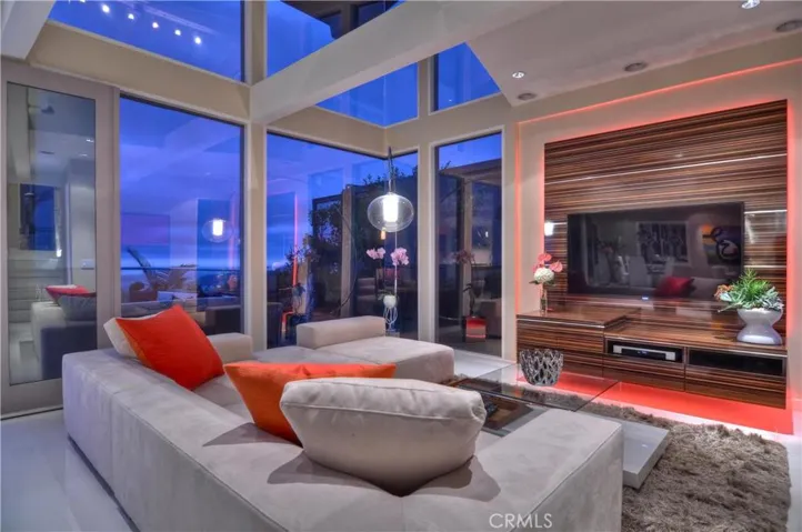1169 Katella Street, Laguna Beach, California 92651