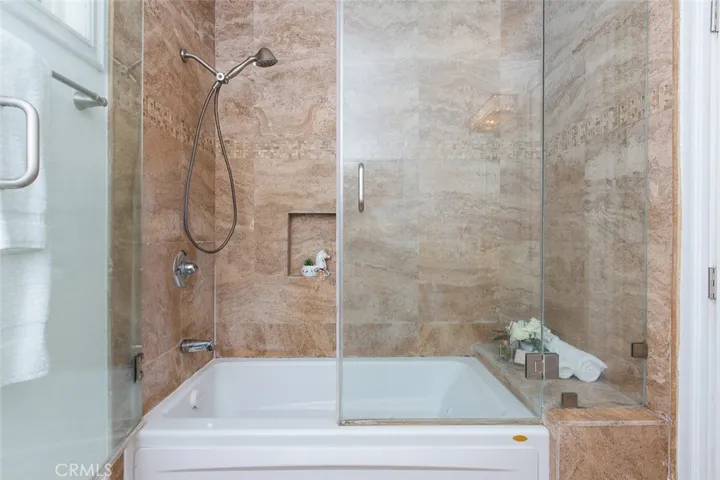 Jacuzzi tub