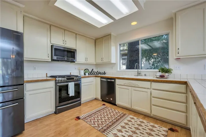 Fully equipped kitchen with all appliances