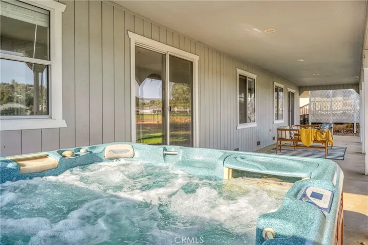 Bubbling hot tub for those beautiful evenings