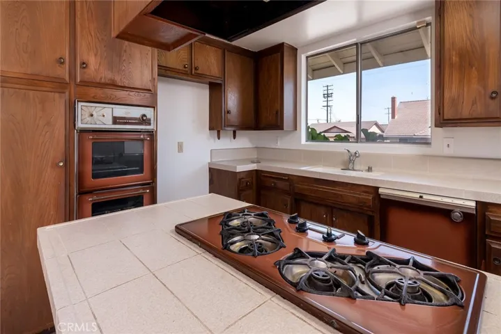 18207 Manhattan Place, Torrance, California 90504