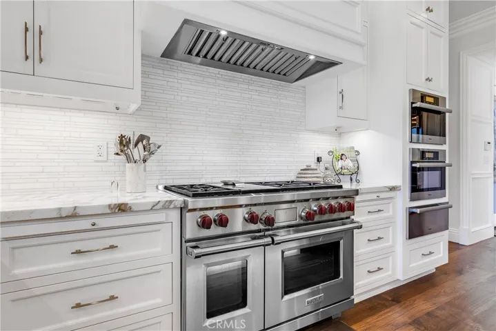 Wolf stove with 6 burners and griddle.