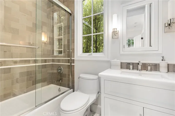 En-suite bathroom for the main floor bedroom #1.